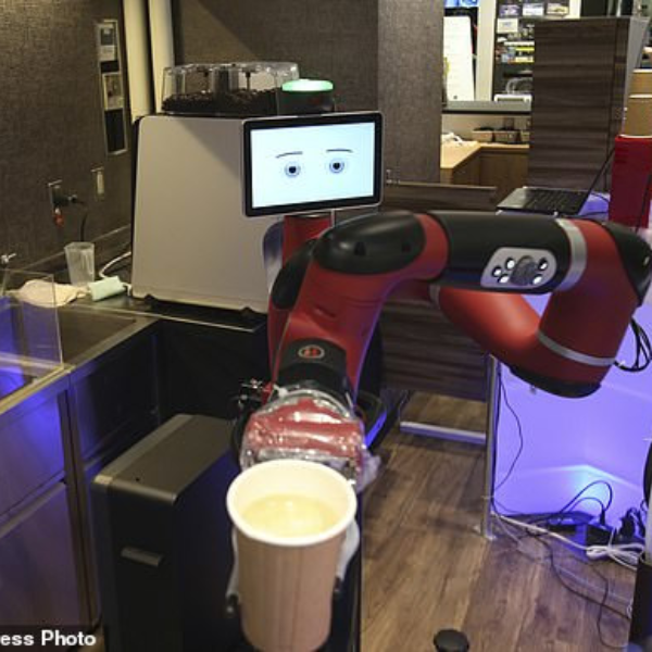 日本機器人親自幫你泡咖啡！靈巧的手臂讓顧客瘋狂