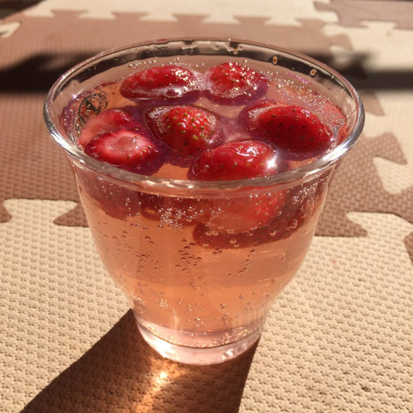 冬季正夯！日本 SNS 火紅的「草莓氣泡酒」　超美打卡飲料自己在家怎麼做？