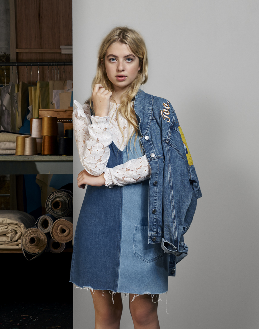 與英國新生代演員 Suki Waterhouse、名模 Anaïs Gallagher 及 Adonis Bosso 一同展現人人皆愛的丹寧風采