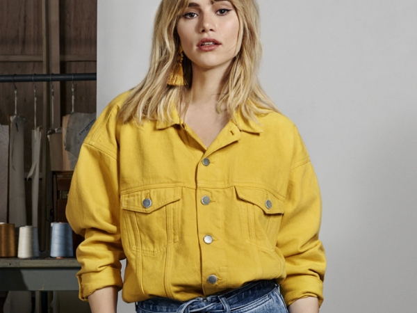 與英國新生代演員 Suki Waterhouse、名模 Anaïs Gallagher 及 Adonis Bosso 一同展現人人皆愛的丹寧風采