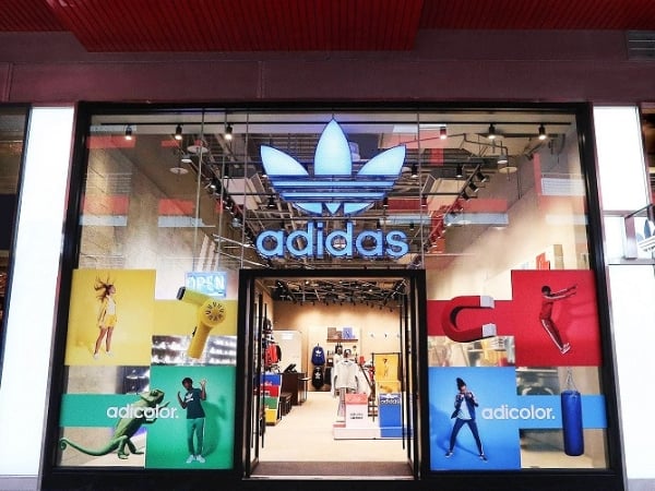 實在太狂!adidas Originals 東西空降兩大潮流基地! 網友:看完電影潮一波!