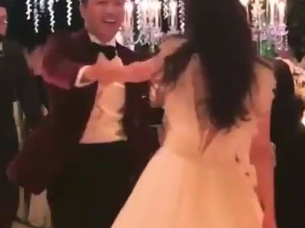 幸福！閔孝琳披兩套「王妃級婚紗」被太陽「納魯西斯的旋轉」逗樂！
