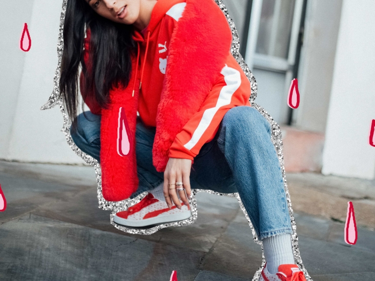 凱蒂貓好潮!歡慶 PUMA SUEDE 50 週年推出 PUMA × HELLO KITTY 潮萌聯名系列!佈滿可愛 KITTY 與經典牛奶瓶塗鴉激起妳的少女心!