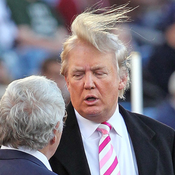 OMG視頻：川普的頭髮當眾飛了！！光禿後腦勺全露，美國網民看傻眼……