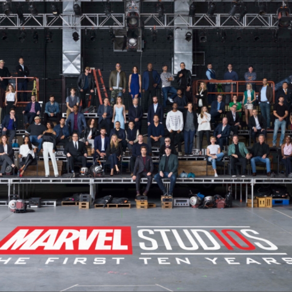 豪華！漫威電影演員大合照慶 10 周年　「鋼鐵人」小勞勃道尼站最大咖中央位置！