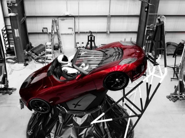 「鋼鐵人」伊隆馬斯克發射特斯拉跑車上太空 宇宙播放「這首歌」創造音樂神話!