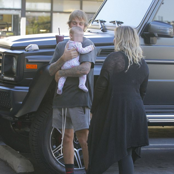 未來奶爸！小賈斯汀成超級暖男　主動抱起粉絲的小嬰兒逗弄玩耍！