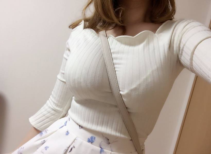 斜背帶卡在雙乳間!「深谷河流」潮讓你眼睛吃飽飽