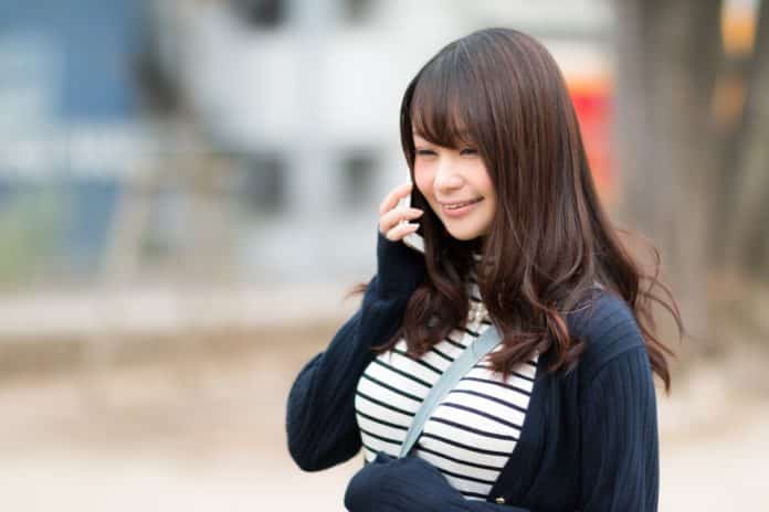 斜背帶卡在雙乳間!「深谷河流」潮讓你眼睛吃飽飽