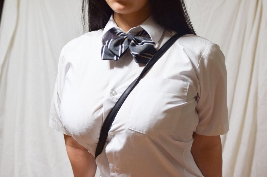 斜背帶卡在雙乳間!「深谷河流」潮讓你眼睛吃飽飽