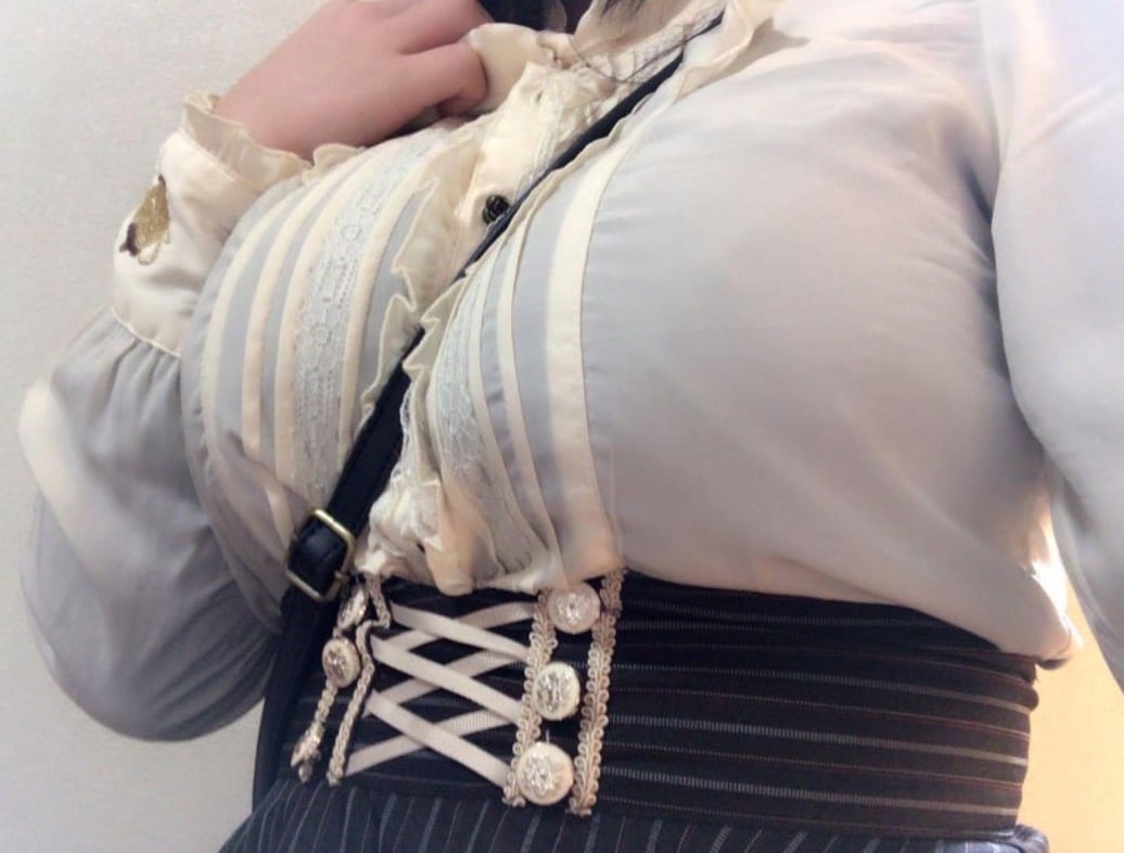 斜背帶卡在雙乳間!「深谷河流」潮讓你眼睛吃飽飽