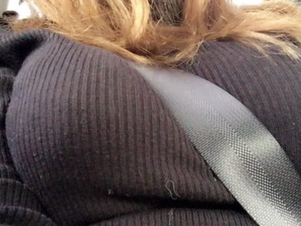 斜背帶卡在雙乳間！「深谷河流」潮讓你眼睛吃飽飽
