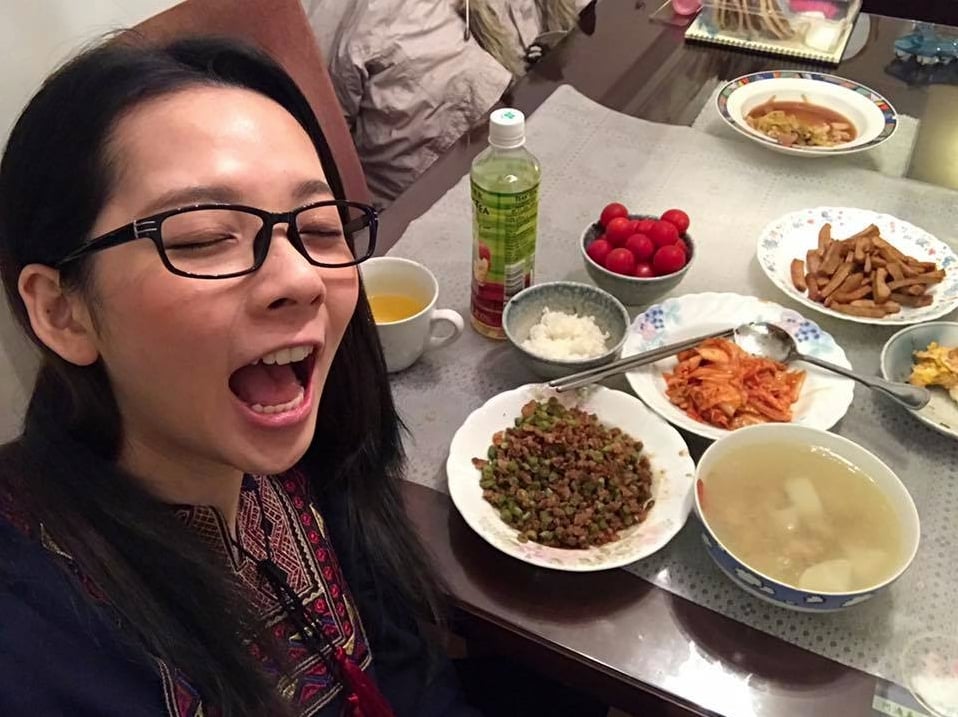 粉紅冒泡!「滴妹」粉嫩白點睡衣萌耍Q,網美自拍超可愛!