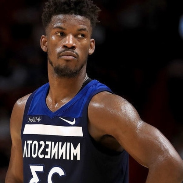 比球賽更有看頭！Jimmy Butler 腳踩 「30 萬神鞋」客場挑戰公牛隊