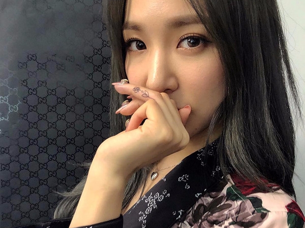 改行當刺青師?少女時代Tiffany秀「唯美刺青」,居然還幫人刺青!