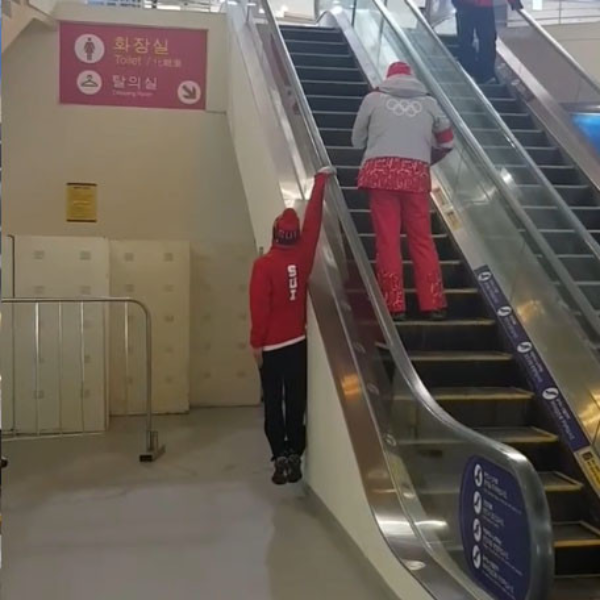 危險勿學！冬奧瑞士隊極限運動選手搭手扶梯的方法跟大家不一樣...