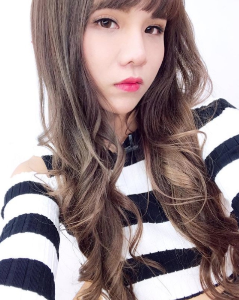 百萬女神「小A辣」魅惑紅細肩帶大秀脂肪乳 網友驚呼:美到掉屑!