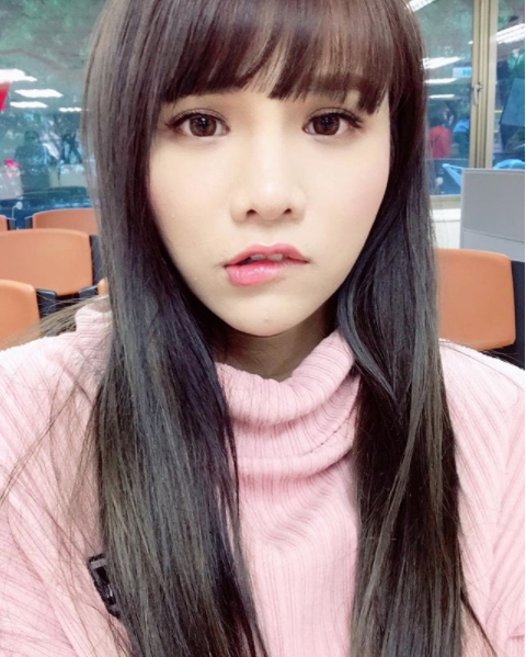 百萬女神「小A辣」魅惑紅細肩帶大秀脂肪乳 網友驚呼:美到掉屑!