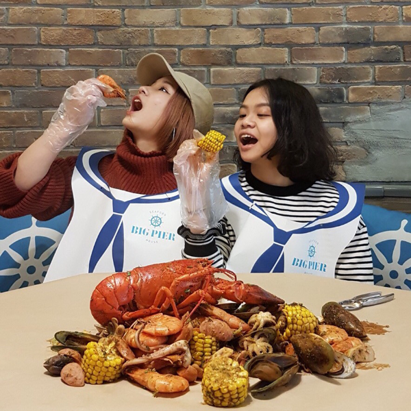 正港「Seafood」在桃園！波士頓龍蝦「霸氣倒上桌」滿滿一桶超奢侈　網友說：直接吃到怕！