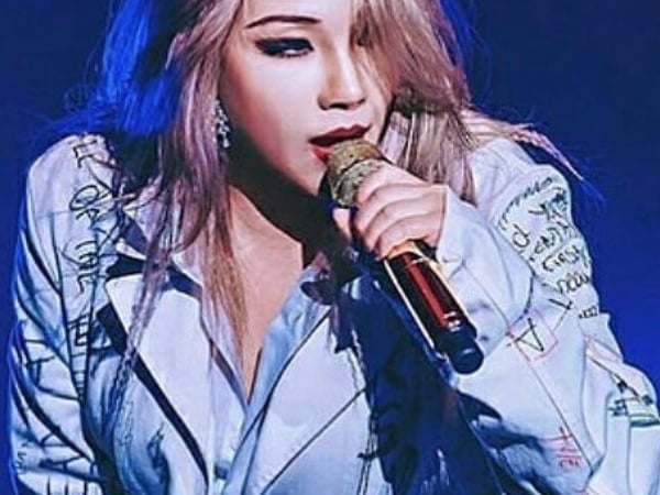 瘋狂科學家!韓國天后CL 穿「實驗衣 」打造舞台 Girl Crush魅力!
