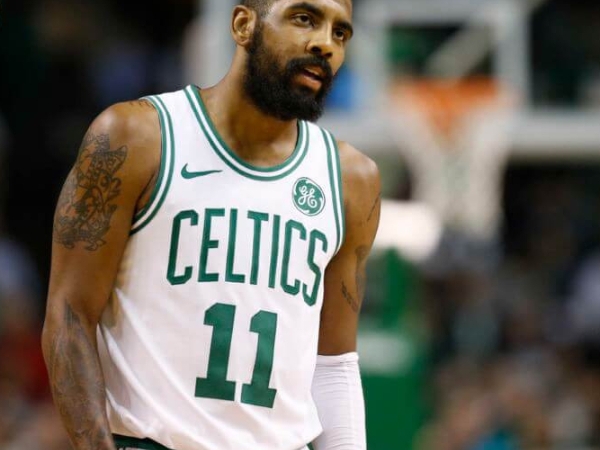 球員通道秀行頭!Kyrie Irving 腳踩與嘻哈天王聯名的 Nike Crotez