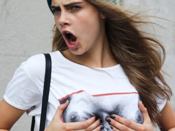 整天都要不停拉 Bra！貧乳女孩的 6 大日常煩惱　回家就想立刻扯下胸罩...