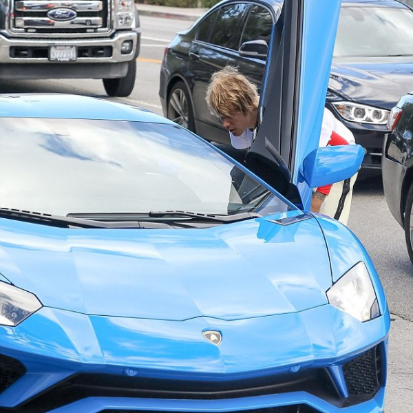 上健身房也奢華！小賈斯汀踩 5000 美元球鞋　開 45 萬美元藍寶堅尼跑車去運動！