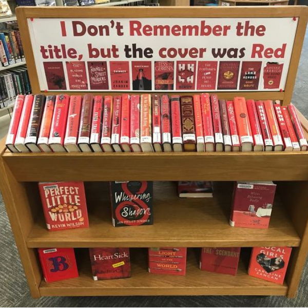 「我不記得想找的書名，但封面是紅色的」　8 件圖書館幽默調侃借書者的創意舉動！