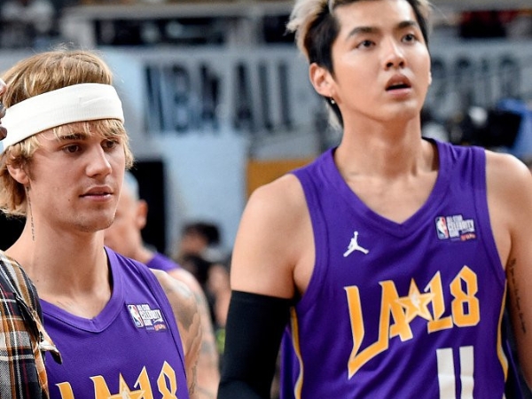 兩大偶像！小賈斯汀參加 NBA 全明星名人賽　罕見與吳亦凡同坐聊天！