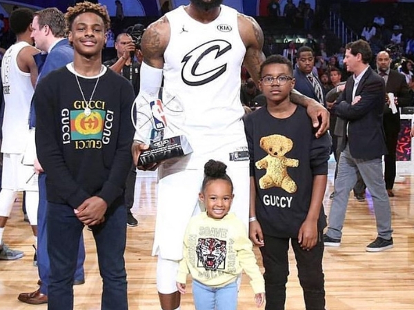 得分全場最高！詹皇腳踩 LeBron 15 「最新聯名鞋款」獲頒明星賽 MVP