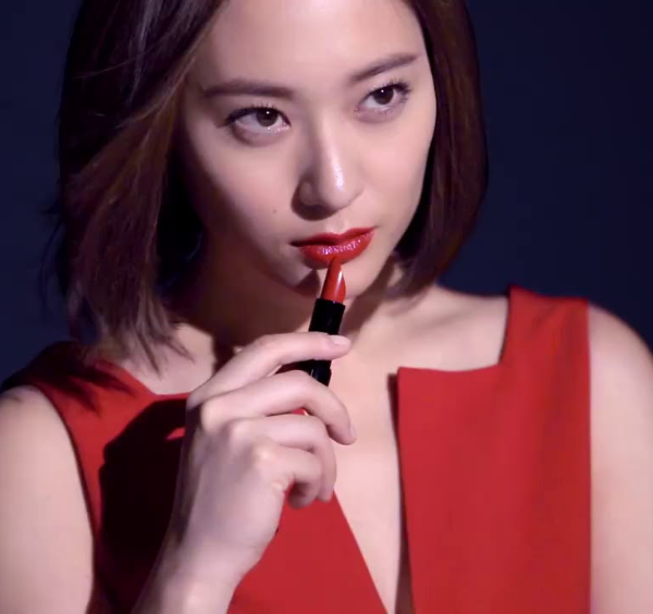 看過了 Krystal 最新的廣告照片，你就知道下一支要入手的唇膏必定是鮮紅色！