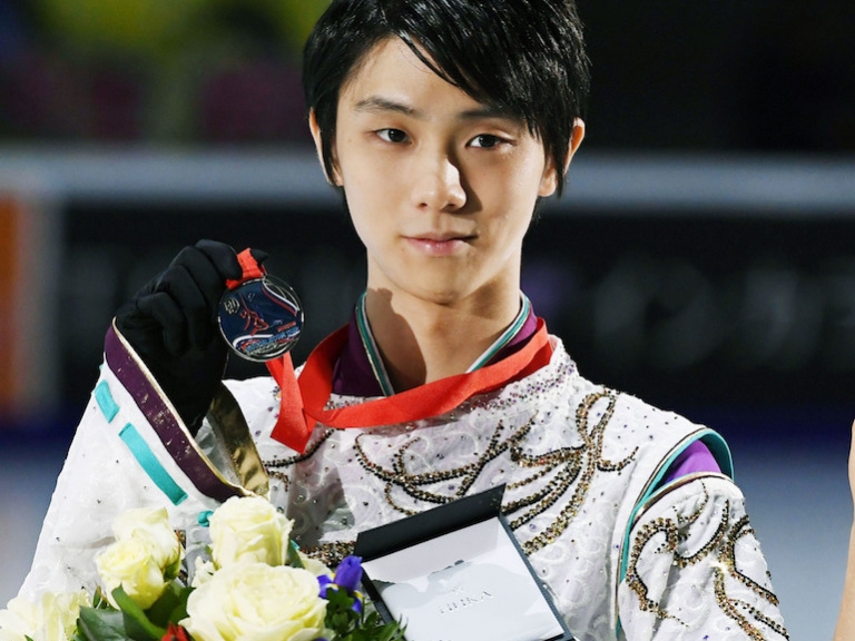 迅速圈粉!「滑冰王子」避搶晚輩受訪鏡頭 羽生結弦「跪地爬行」暖心舉動引瘋傳!