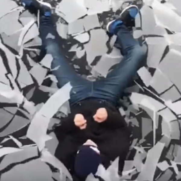 跳入結冰的彈簧床超美，華麗冰裂影片 Youtube 爆紅！