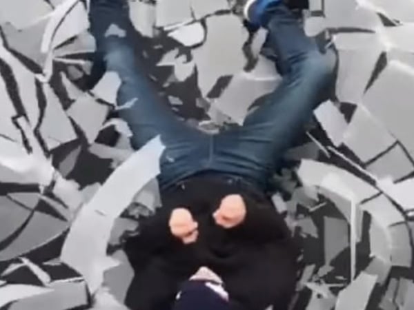 跳入結冰的彈簧床超美，華麗冰裂影片 Youtube 爆紅！
