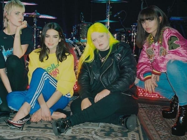 必聽！杜娃黎波新單〈IDGAF〉　背景竟找來Charli XCX、Zara Larsson伴唱團！