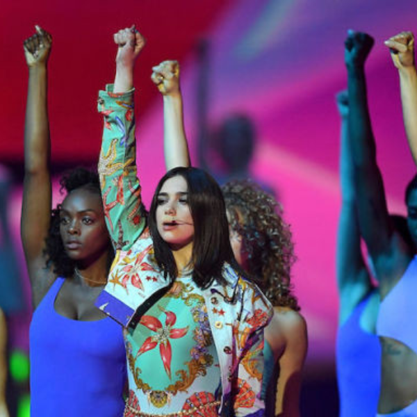 實在太紅！杜娃黎波帶妹弟感動領全英音樂大獎　網友驚豔：妹妹也是大正妹！