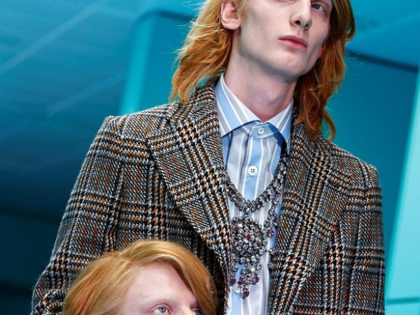 是展場還是刑場？Gucci 在時裝週上　竟讓模特兒拿自己的「腦袋」走秀！