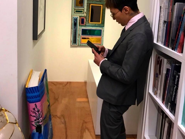 〔戊戌變髮〕藝術展捕獲野生 GD！俐落「新兵頭」竟然也讓 G-Dragon 給完美詮釋啦