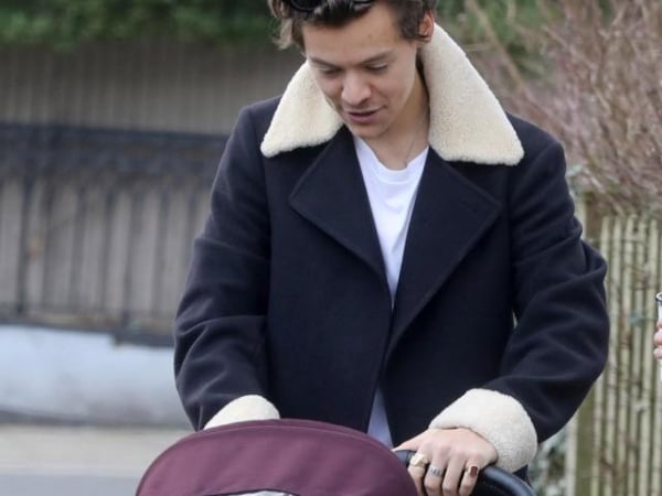 預見未來奶爸！Harry Styles 推嬰兒車上街　粉絲融化：我願意為你生孩子！