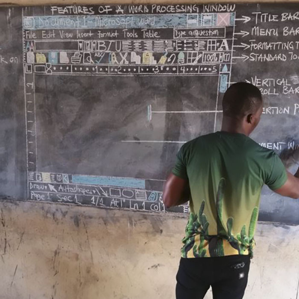 非洲教師教同學微軟 WORD，用畫的在黑板上完整呈現！