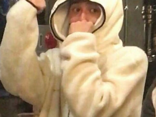 盡心盡力！GD入伍前連夜作畫，帥氣穿搭出席藝術咖啡廳開幕！