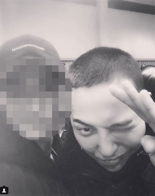 G-Dragon 入伍歌迷夾道送行，平頭造型曝光還是超帥！