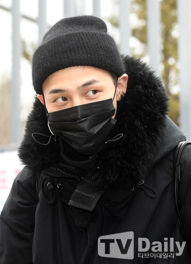 G-Dragon 入伍歌迷夾道送行，平頭造型曝光還是超帥！