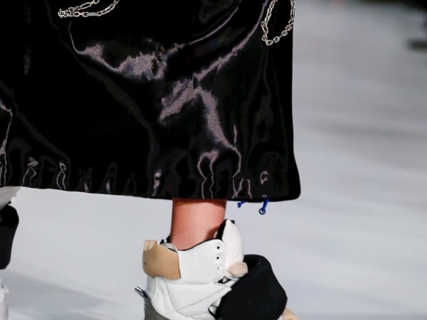 Maison Margiela 這次的「枕頭包」超瞎趴！還帶來這雙具侵略性的重量級運動鞋