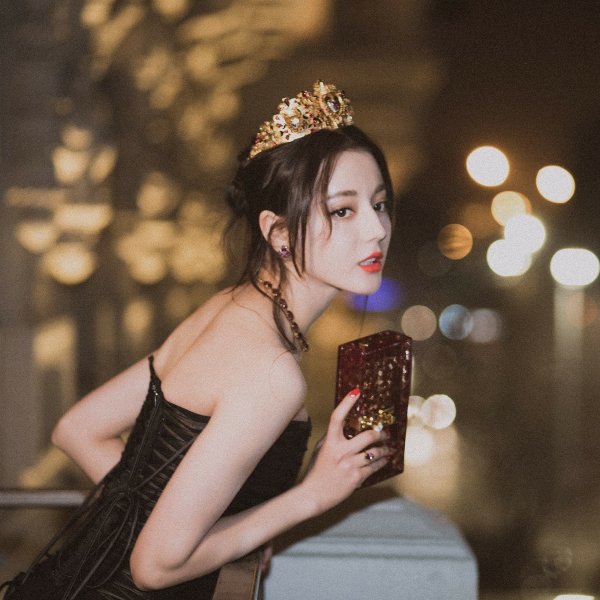 「亞洲最時尚臉孔」迪麗熱巴，靠這 3 大風格的 Dolce & Gabbana 驚艷米蘭！