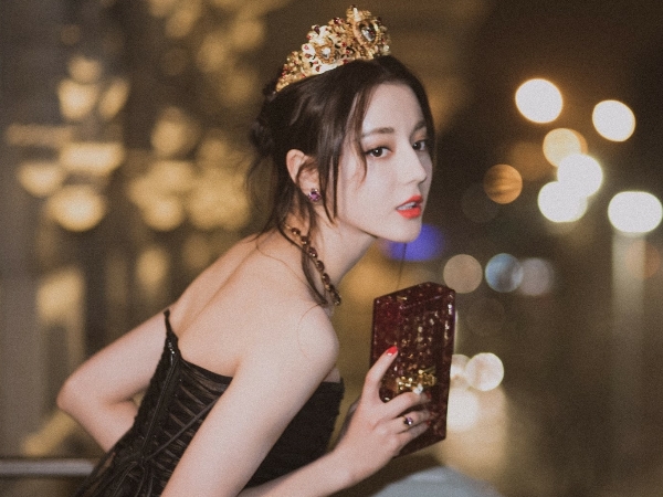 「亞洲最時尚臉孔」迪麗熱巴，靠這 3 大風格的 Dolce & Gabbana 驚艷米蘭！