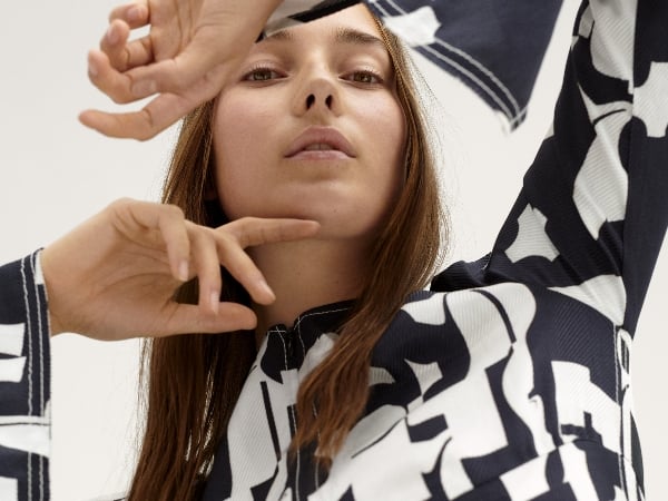 H&M 巴黎羅浮宮展出 H&M STUDIO 春夏時裝秀  融合日式、歐美風格繽紛印花、俐落剪裁寫意時尚