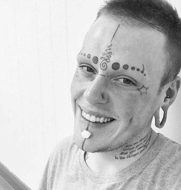 英國 27 歲男性瘋狂刺青,眼珠牙齦都不放過最後變成這樣...