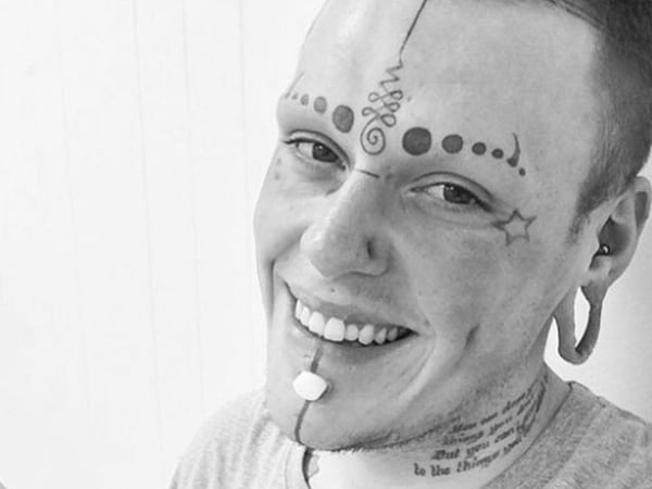 英國 27 歲男性瘋狂刺青，眼珠牙齦都不放過最後變成這樣...