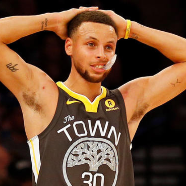 真的闖禍啦！Curry 在飯店練習揮桿打碎玻璃　網友：你還是乖乖打籃球吧！